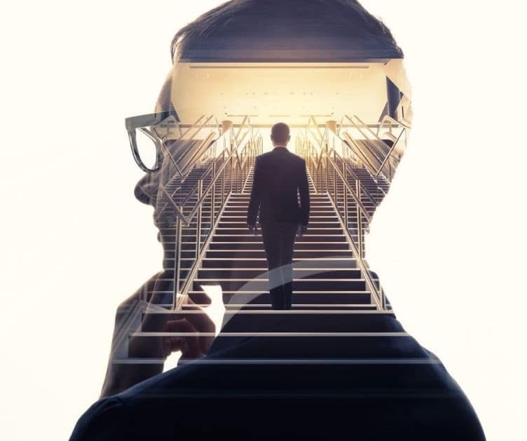 homme entrain de réfléchir avec dans sa tête un homme qui monte des marches