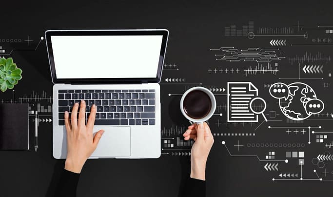 les différents aspects du cahier des charges représentés sur un bureaux avec une personne travaillant sur un ordinateur portable et un café dans la main droite - Hme inclusive